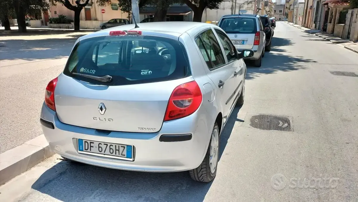 Usata Renault Clio II 65 CV (47 kW) 2006 Grigio Berlina