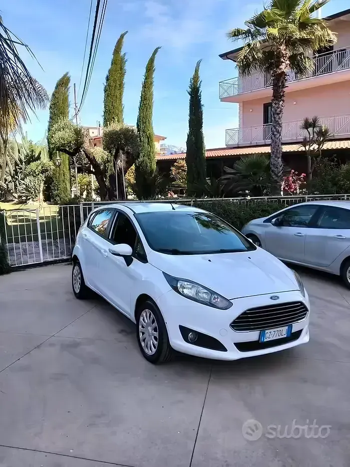 Usata Ford Fiesta 97 CV (71 kW) 2013 Bianco Berlina