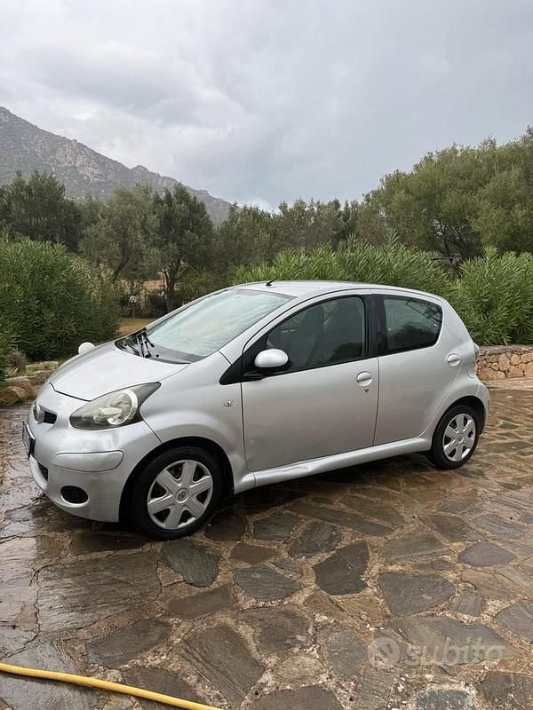 Gebraucht Toyota Aygo 68 PS (50 kW) 2010 Grau Kleinwagen