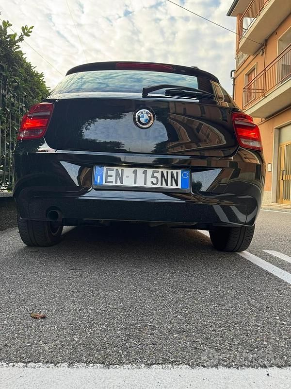 Usata BMW 114 102 CV (75 kW) 2012 Nero Utilitaria