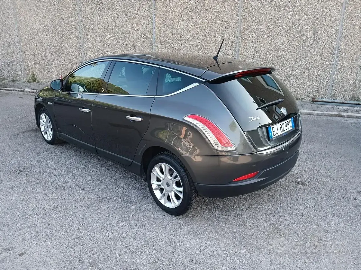 Usata Lancia Delta 120 CV (88 kW) 2011 Utilitaria