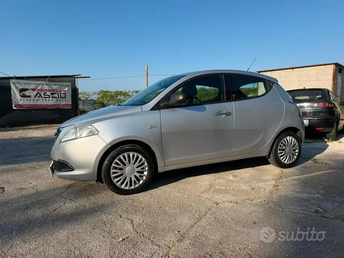 Usata Lancia Ypsilon Silver 69 CV (50 kW) 2015 Grigio Utilitaria