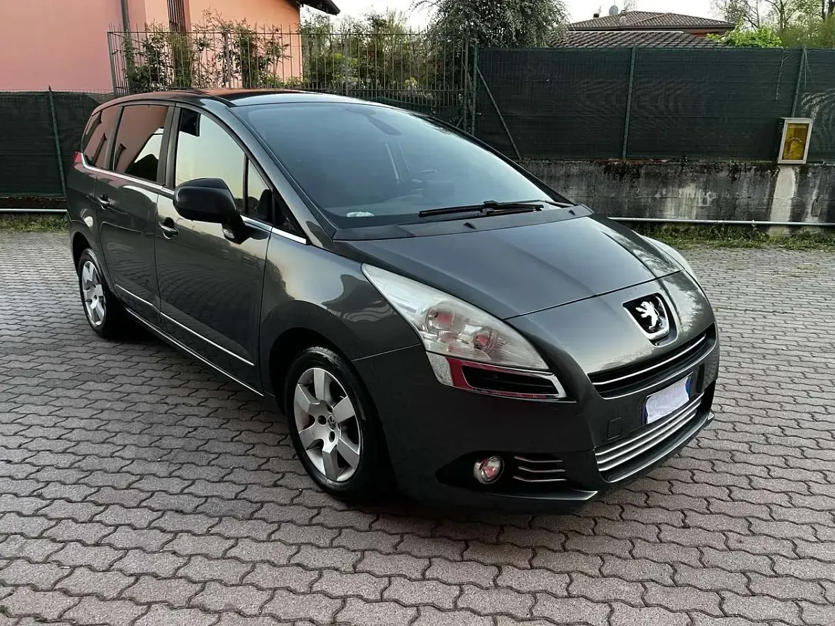 Usata Peugeot 5008 114 CV (83 kW) 2013 Grigio Monovolume
