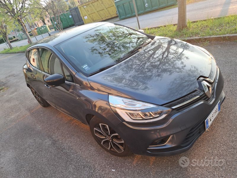Grigio Usata 2019 Renault Clio IV Due volumi | 11.500 € (Buon prezzo) - Immagine 1/4