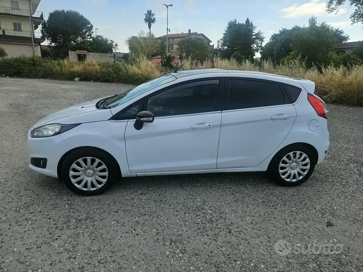 Usata Ford Fiesta 75 CV (55 kW) 2013 Berlina