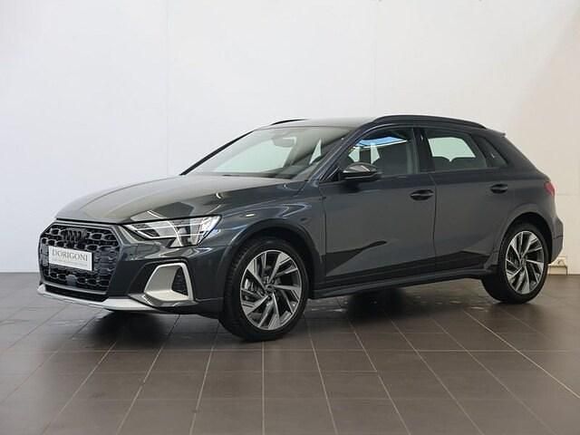 Grigio manhattan metallizzato Nuova 2025 Audi A3 Advanced Plus Tre volumi | 39.000 € (Buon prezzo) - Immagine 1/4