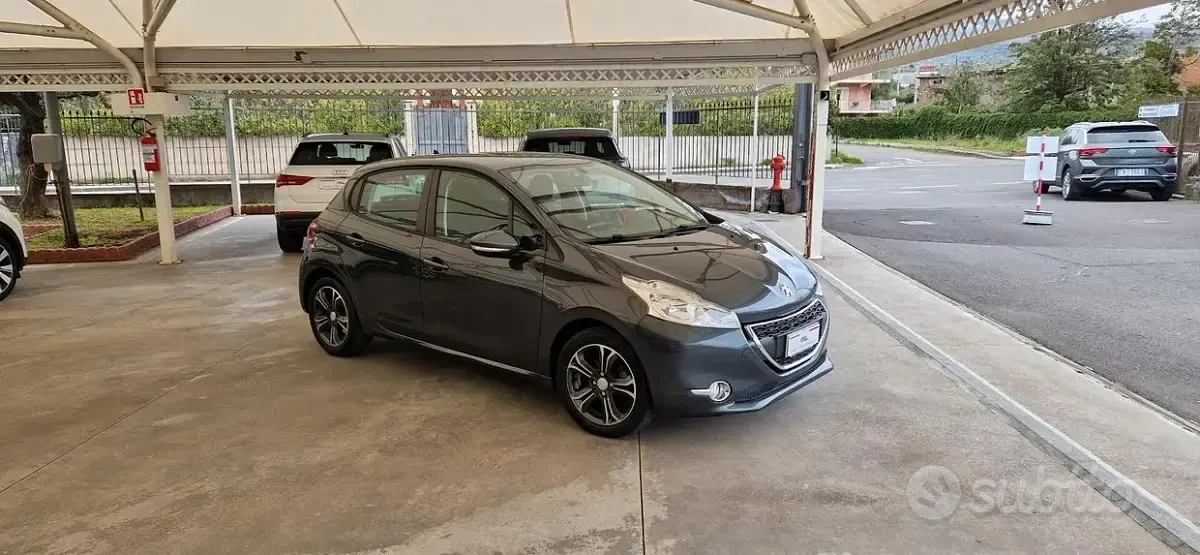 Usata Peugeot 208 Allure 68 CV (50 kW) 2014 Grigio Utilitaria