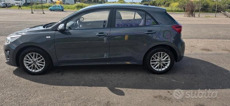 Usata Kia Rio 84 CV (61 kW) 2023 Grigio Utilitaria