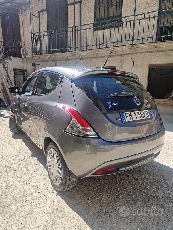 Usata Lancia Ypsilon 69 CV (50 kW) 2017 Grigio Utilitaria
