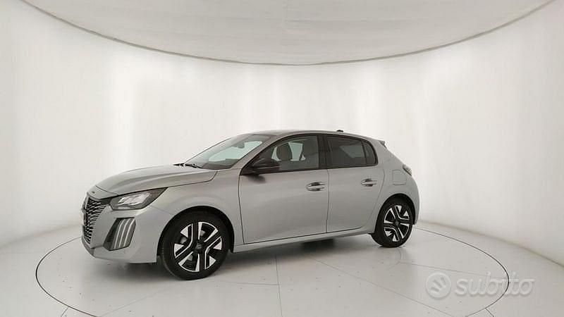 Usata Peugeot 208 Allure 101 CV (74 kW) 2025 Grigio Utilitaria