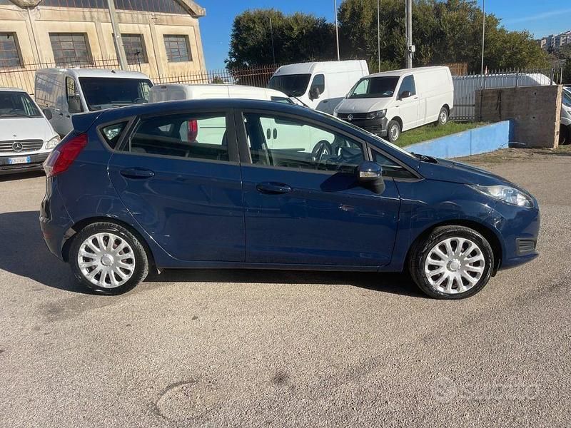 Usata Ford Fiesta 75 CV (55 kW) 2015 Blu Berlina