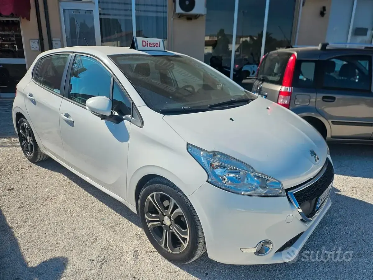 Usata Peugeot 208 Active 68 CV (50 kW) 2014 Bianco Utilitaria