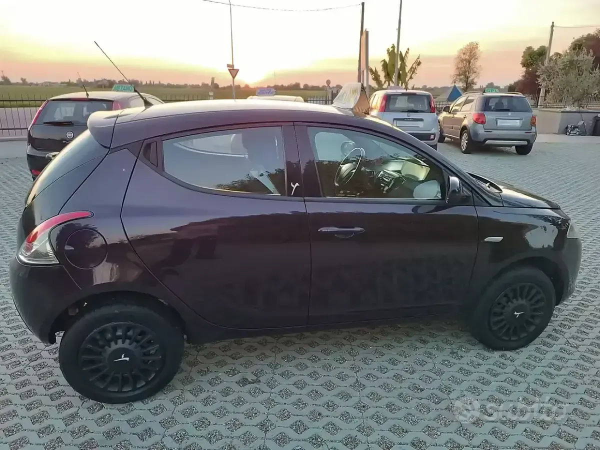 Usata Lancia Ypsilon Gold 80 CV (58 kW) 2014 Viola Utilitaria
