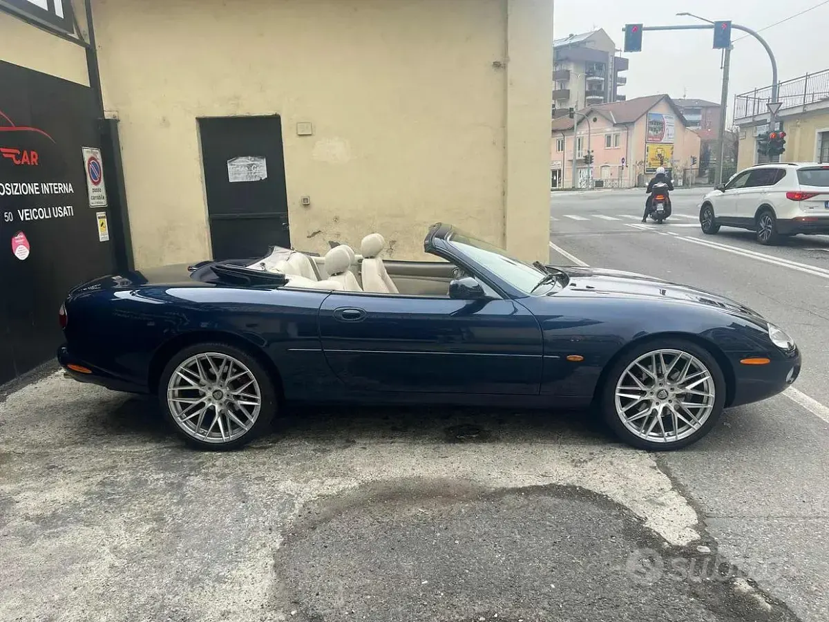 Usata Jaguar XK8 284 CV (208 kW) 2001 Blu Cabrio