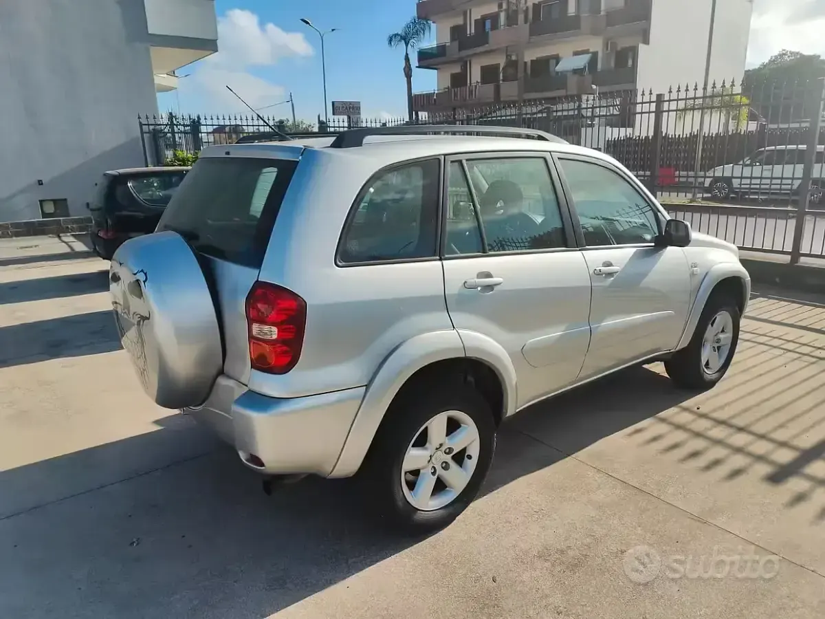 Usata Toyota RAV4 116 CV (85 kW) 2005 Grigio SUV