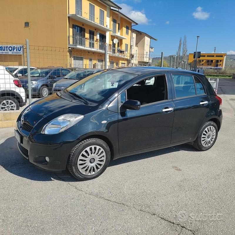 Usata Toyota Yaris Sol 69 CV (50 kW) 2011 Nero Berlina