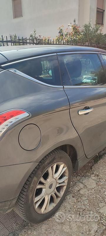 Usata Lancia Delta 120 CV (88 kW) 2012 Grigio Utilitaria