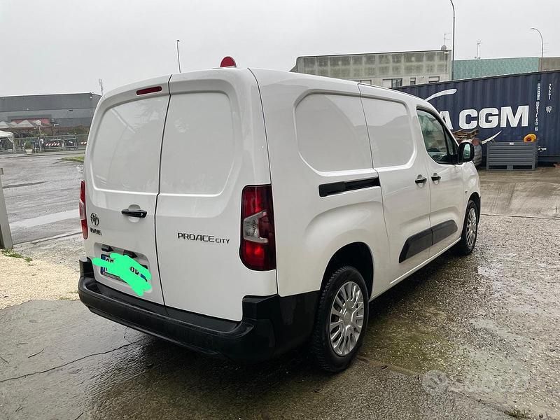 Usata Toyota Proace City City 130 CV (95 kW) 2021 Bianco Monovolume