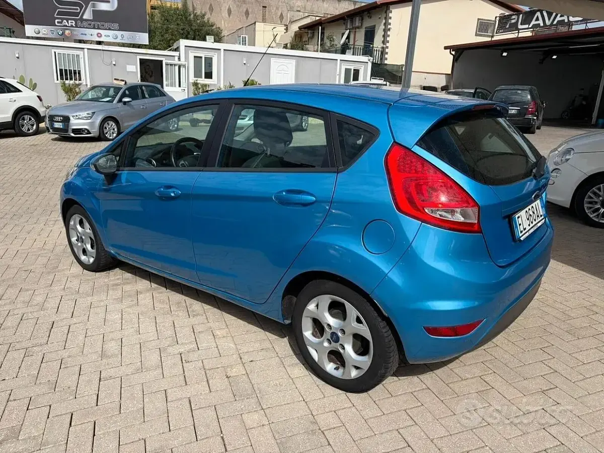 Usata Ford Fiesta Business Edition 82 CV (60 kW) 2012 Blu Berlina