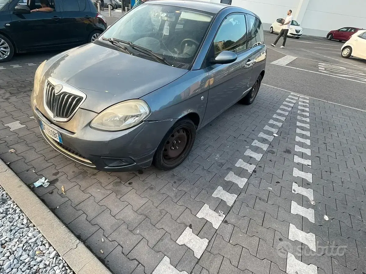 Usata Lancia Ypsilon 75 CV (55 kW) 2006 Bluazzurro Utilitaria
