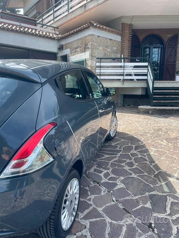Usata Lancia Ypsilon Gold 69 CV (50 kW) 2017 Grigio Utilitaria
