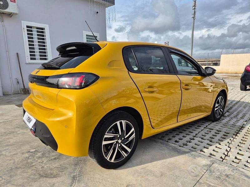 Usata Peugeot 208 GT 102 CV (75 kW) 2023 Giallo Utilitaria