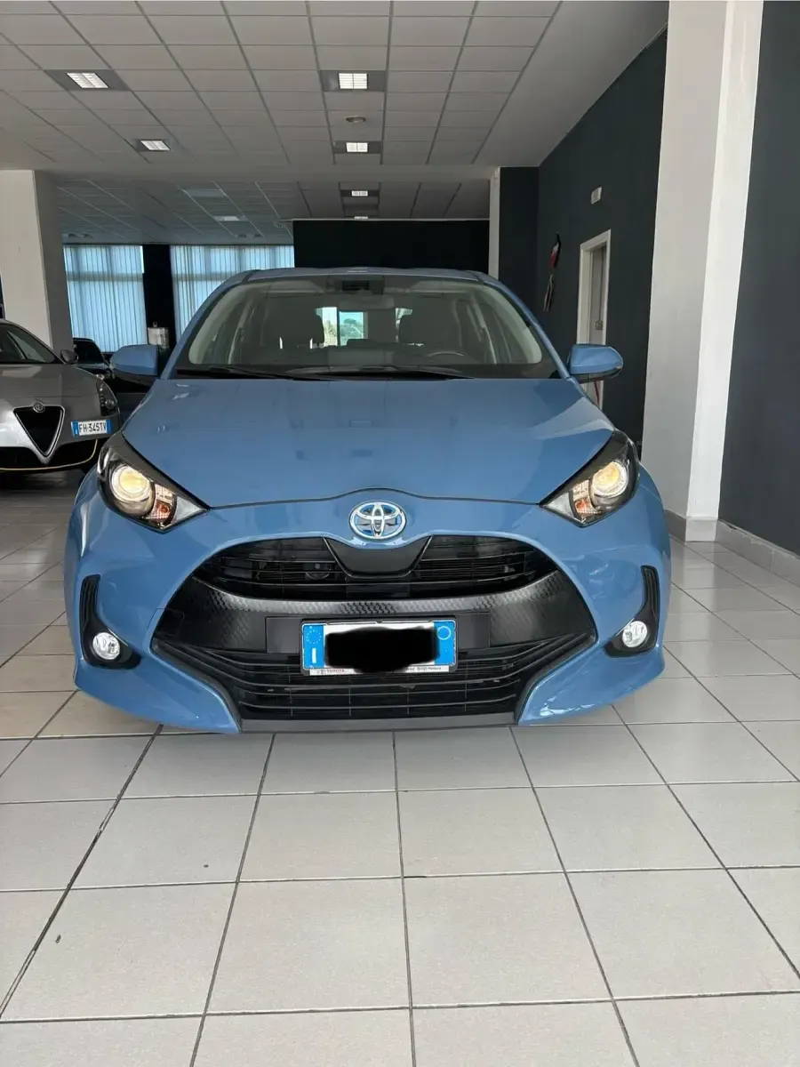 Usata Toyota Yaris Hybrid Active 116 CV (85 kW) 2021 Blu Berlina