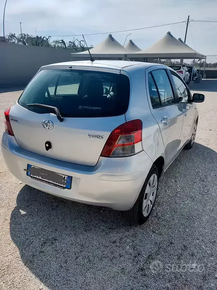 Usata Toyota Yaris Sol 69 CV (50 kW) 2011 Grigio Utilitaria
