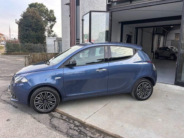 Usata Lancia Ypsilon Gold 70 CV (51 kW) 2022 Blu Utilitaria