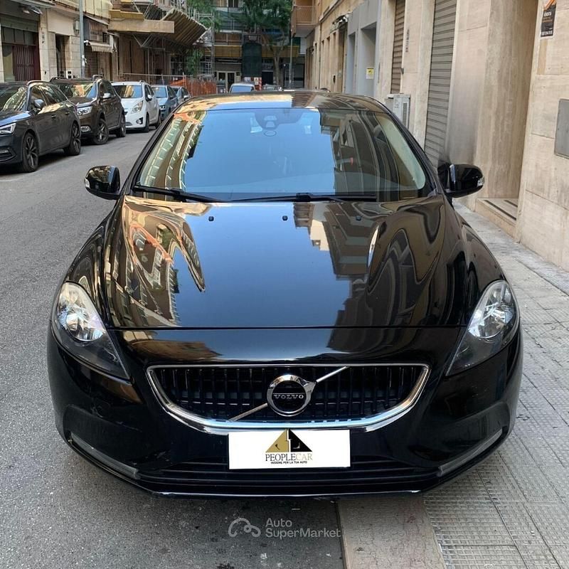 Usata Volvo V40 R-Design Momentum 120 CV (88 kW) 2016 Nero Station wagon