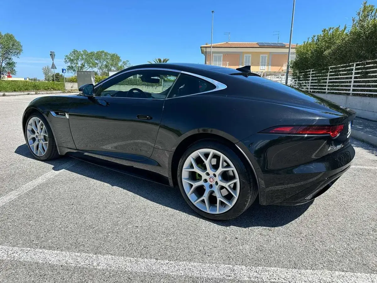 Usata Jaguar F-Type R-Dynamic 300 CV (220 kW) 2018 Nero metallizzato Coupé
