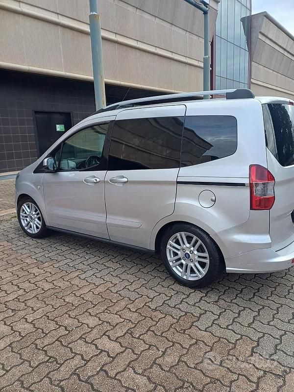Usata Ford Tourneo Courier 2015 Grigio Monovolume