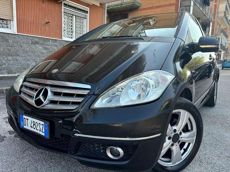 Nero Usata 2009 Mercedes A160 Avantgarde Tre volumi | 1950 € (Ottimo prezzo) - Immagine 1/4