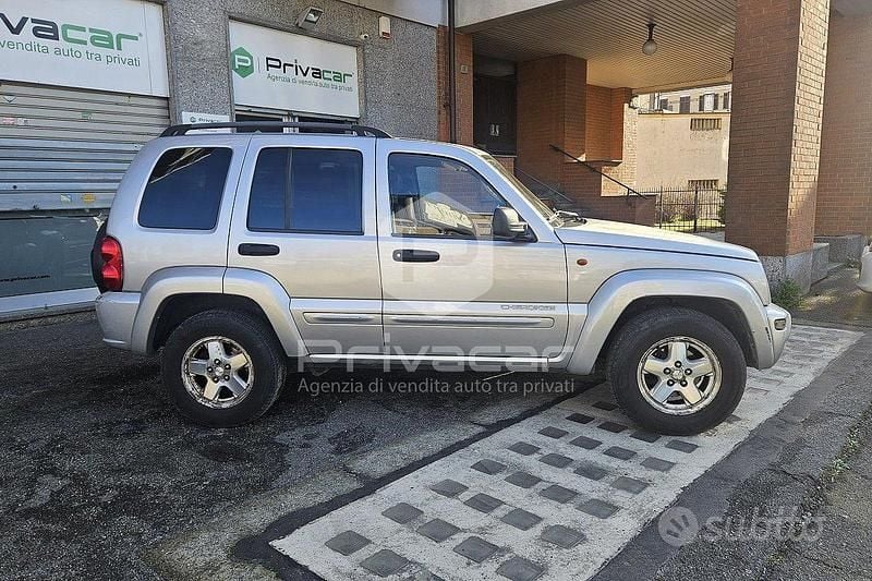 Usata Jeep Cherokee Sport 149 CV (109 kW) 2004 Grigio SUV