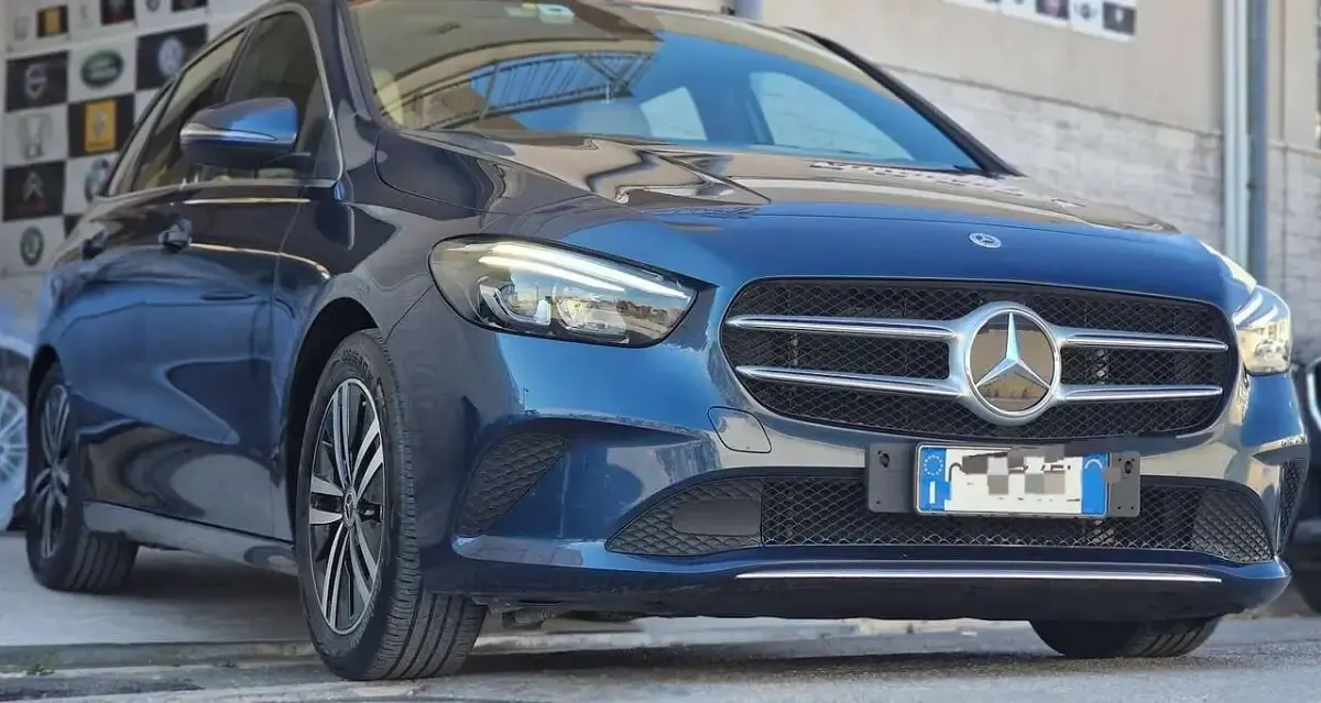 Usata Mercedes B180 Business 116 CV (85 kW) 2022 Blu/azzurro Utilitaria