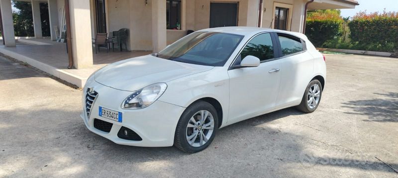 Bianco Usata 2013 Alfa Romeo Giulietta Due volumi | 5000 € (Buon prezzo) - Immagine 1/4