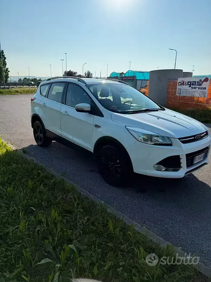 Usata Ford Kuga 120 CV (88 kW) 2016 Bianco SUV