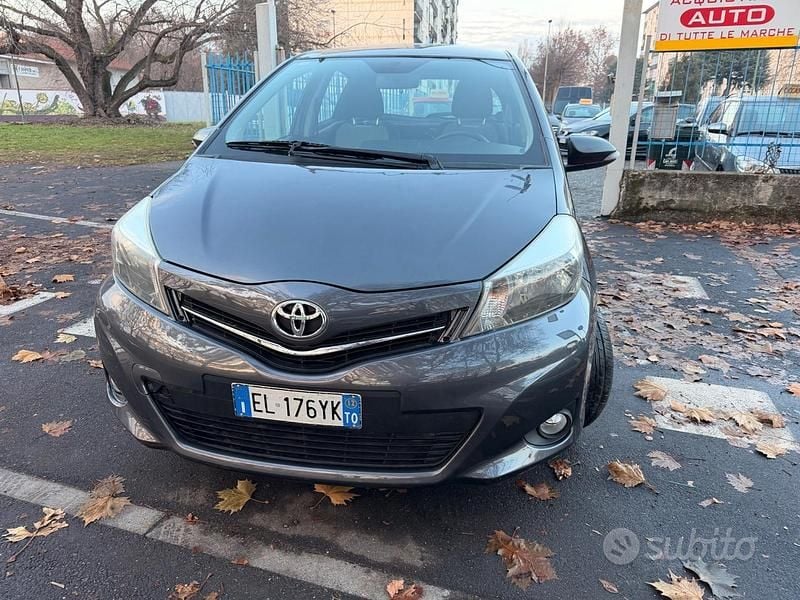 Usata Toyota Yaris Lounge 69 CV (50 kW) 2012 Grigio Utilitaria