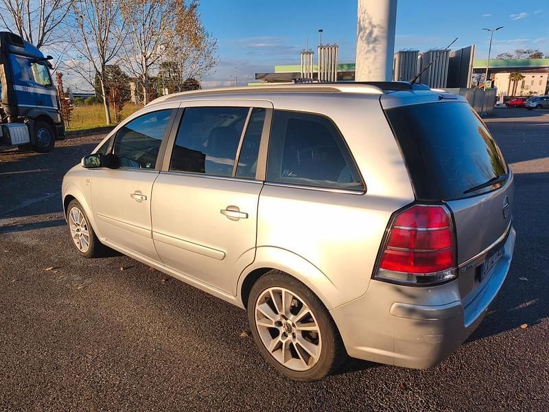 Usata Opel Zafira 150 CV (110 kW) 2006 Argento Monovolume