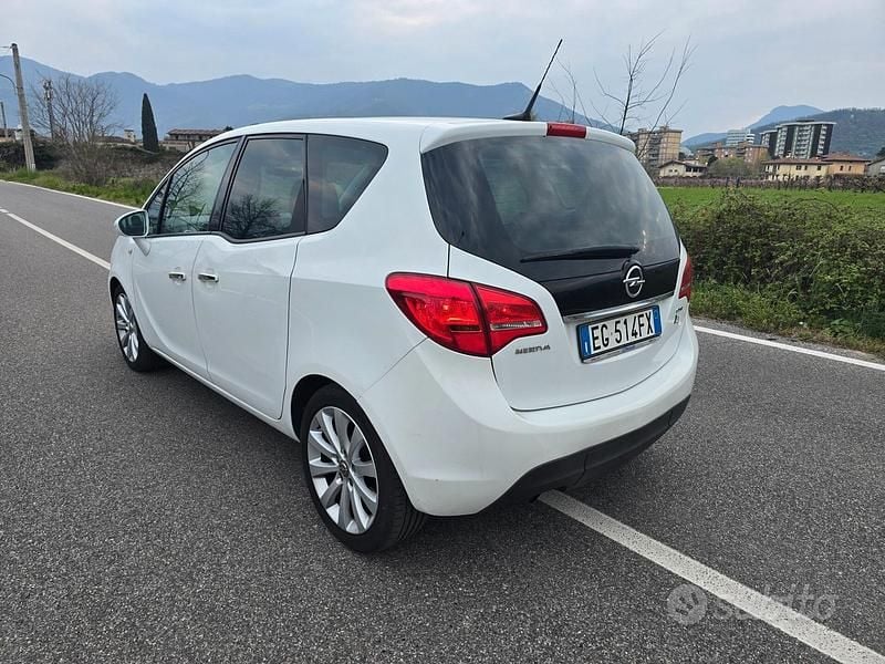 Usata Opel Meriva Cosmo 101 CV (74 kW) 2011 Bianco Monovolume