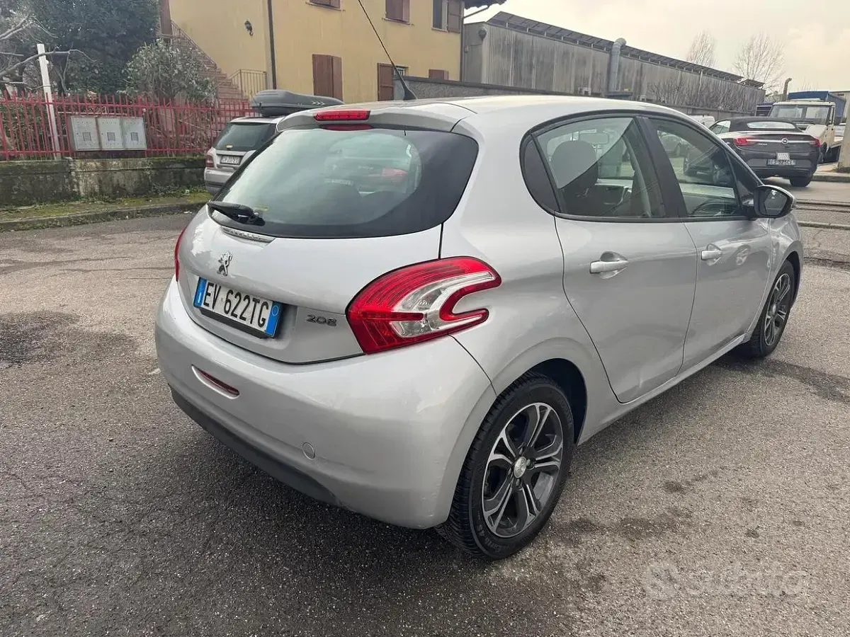 Usata Peugeot 208 95 CV (69 kW) 2014 Grigio Utilitaria