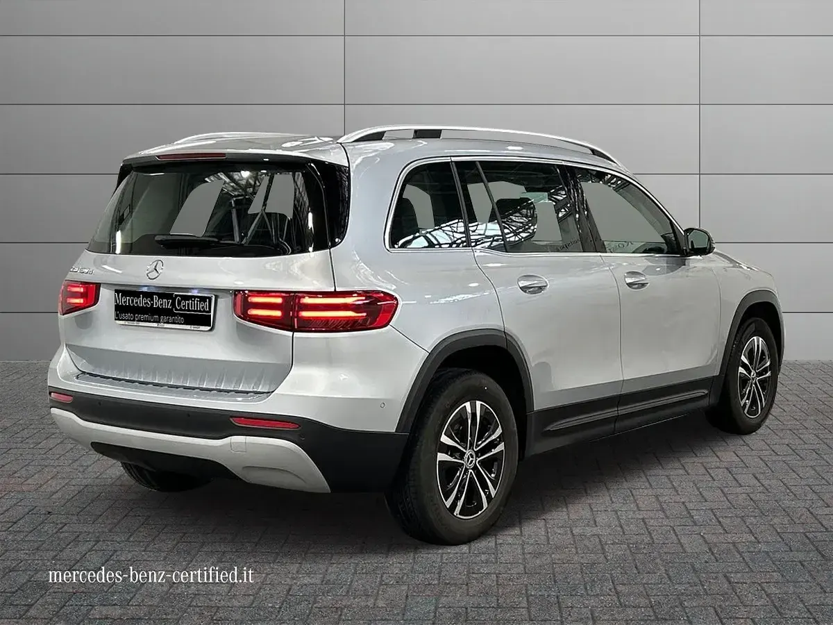 Käytetty Mercedes GLB180 Advanced 116 HP (85 kW) 2025 Musta Katumaasturi