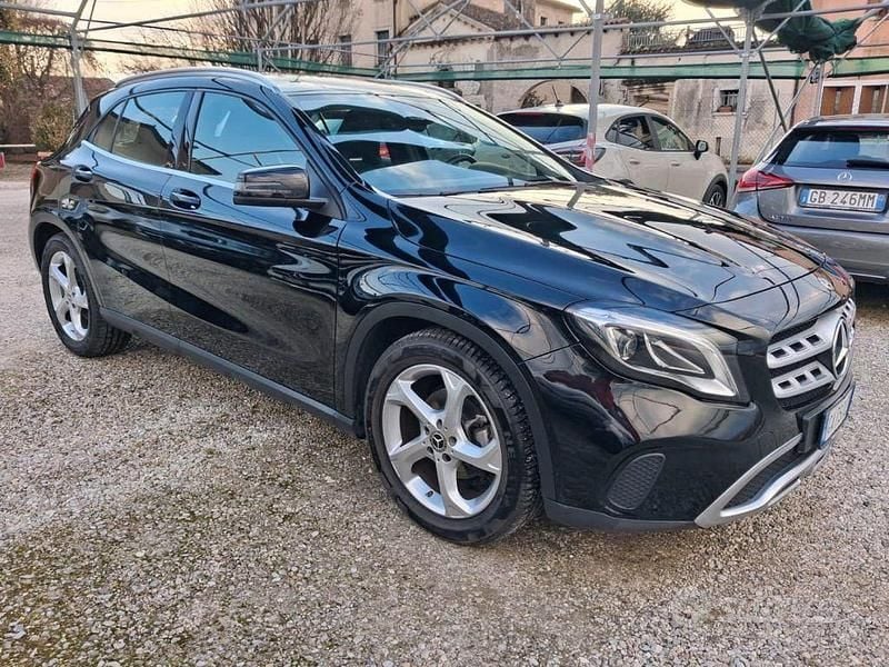 Usata Mercedes GLA180 122 CV (89 kW) 2020 Nero SUV