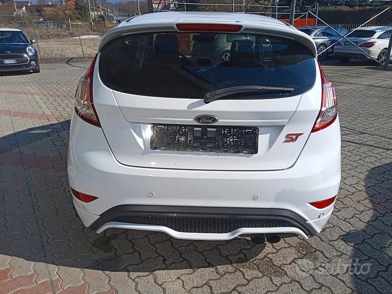 Usata Ford Fiesta ST 182 CV (133 kW) 2016 Bianco Utilitaria