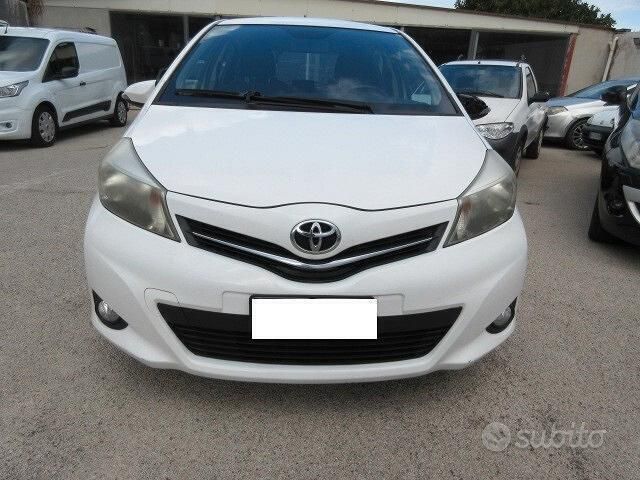Usata Toyota Yaris Lounge 69 CV (50 kW) 2013 Bianco Berlina