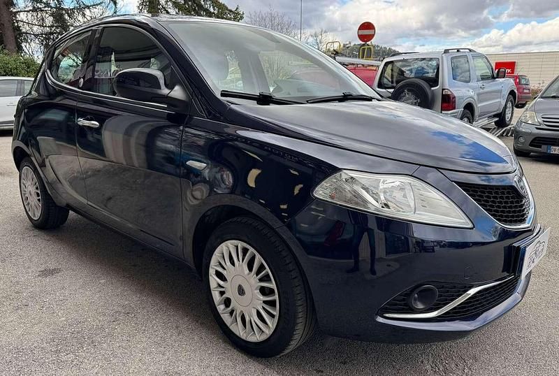 Usata Lancia Ypsilon Gold 69 CV (50 kW) 2017 Blu/azzurro Utilitaria