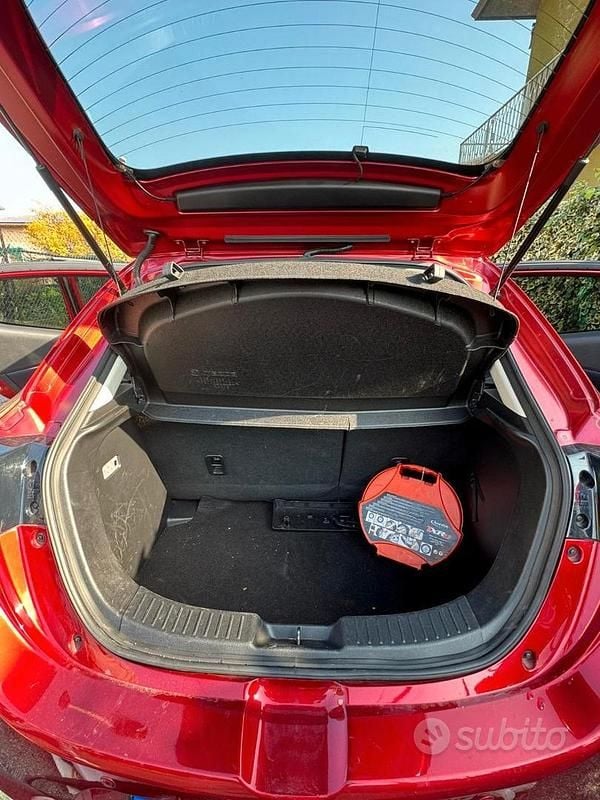 Begagnad Mazda 2 Evolve 90 HK (66 kW) 2022 Röd Halvkombi