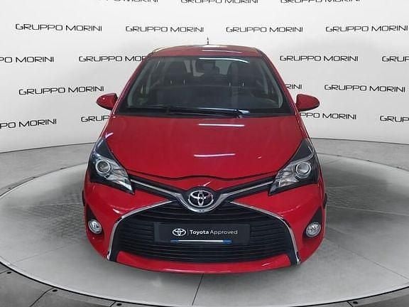 Usata Toyota Yaris Cool 69 CV (50 kW) 2015 Rosso Utilitaria