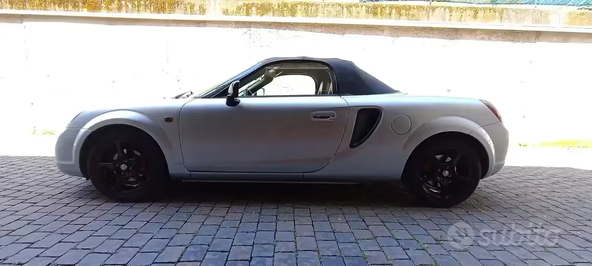 Usata Toyota MR2 140 CV (102 kW) 2000 Grigio Cabrio