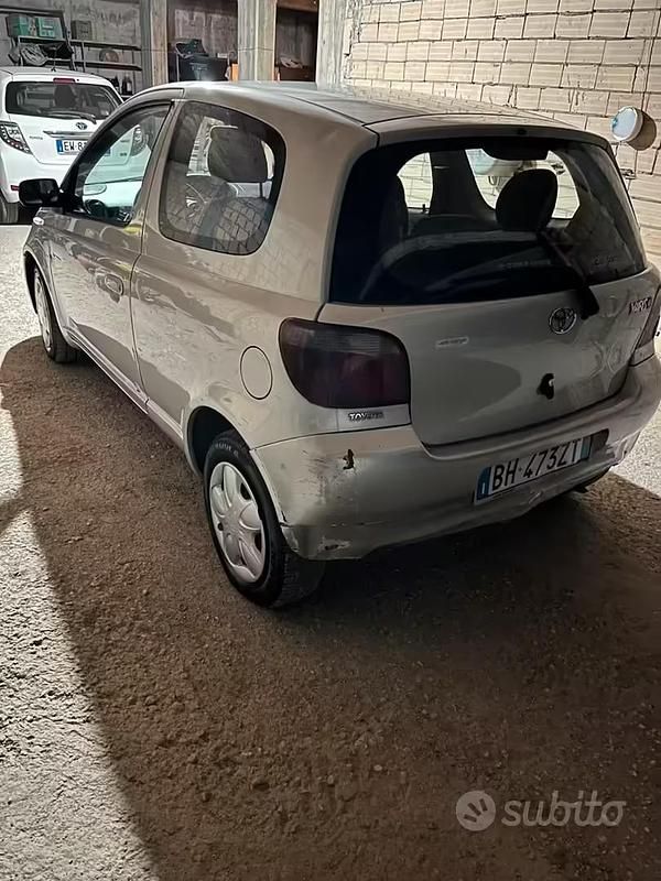 Usata Toyota Yaris 1999 Grigio Berlina